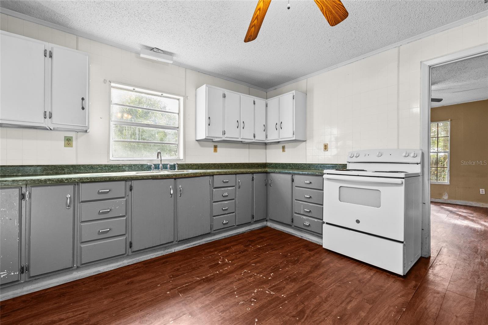 624 N Lake St Property Photo 10