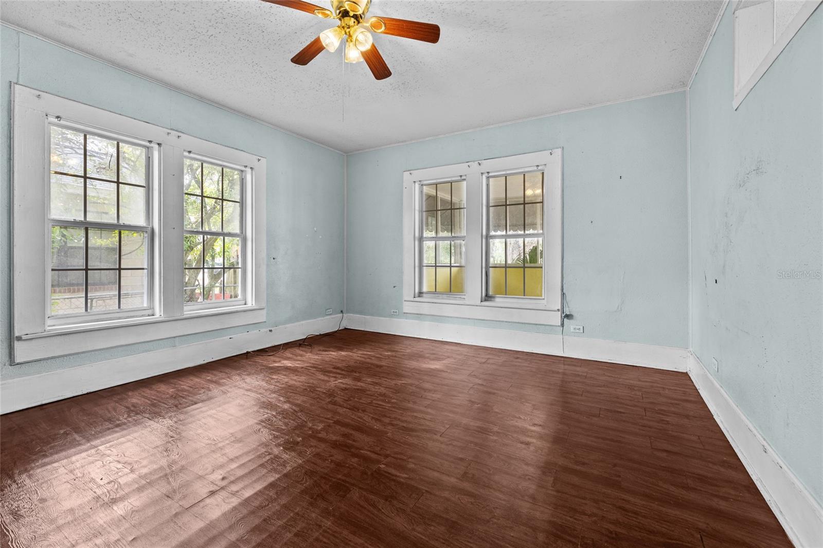 624 N Lake St Property Photo 15