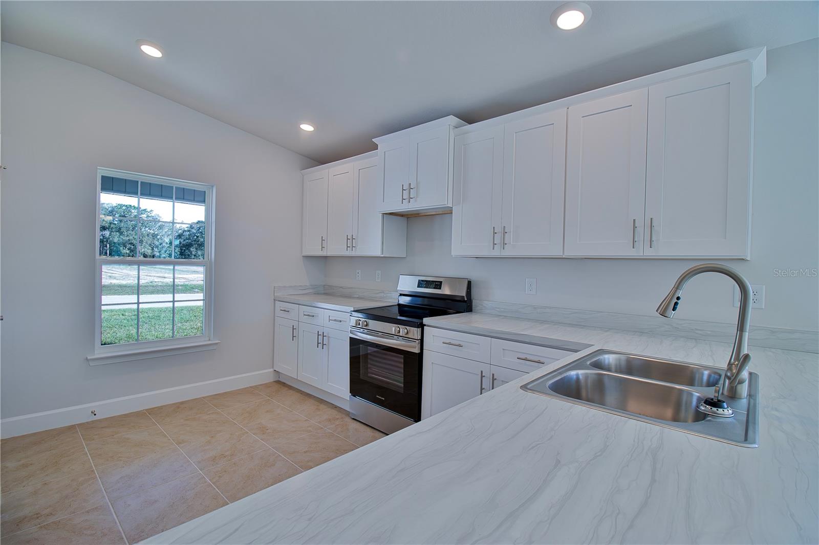 3298 E Iris Ln Property Photo 4