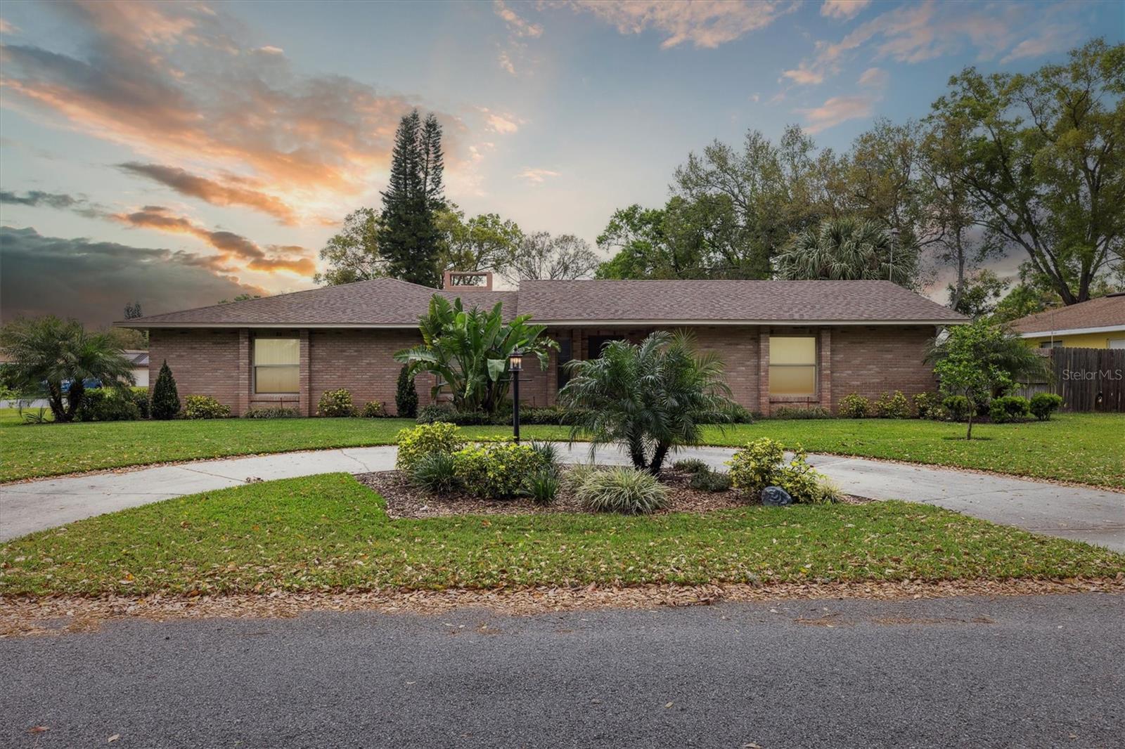 906 Crestview Dr Property Photo