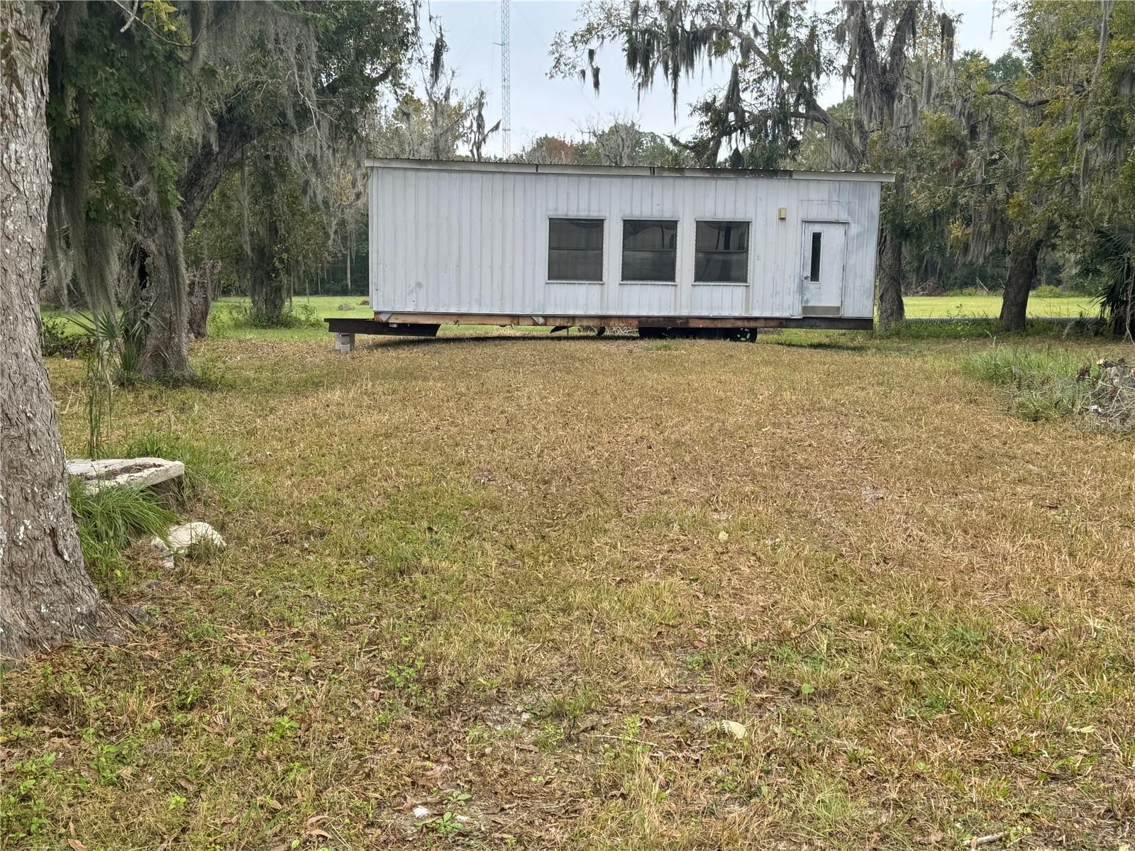 108 E Market Rd Property Photo 3