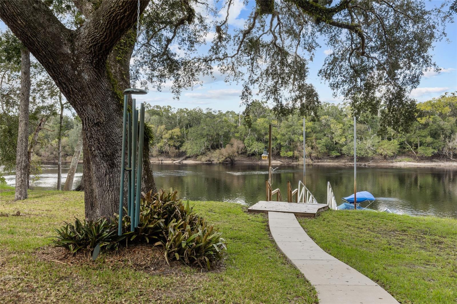 1069 SE SUWANNEE TRL