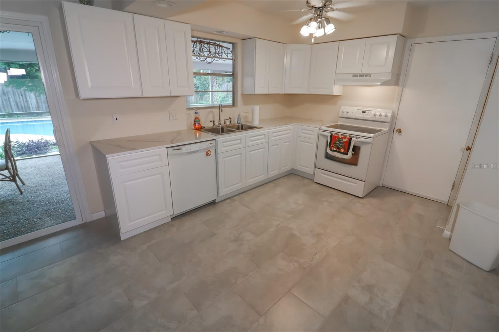 3442 Red Oak Cir E Property Photo 14