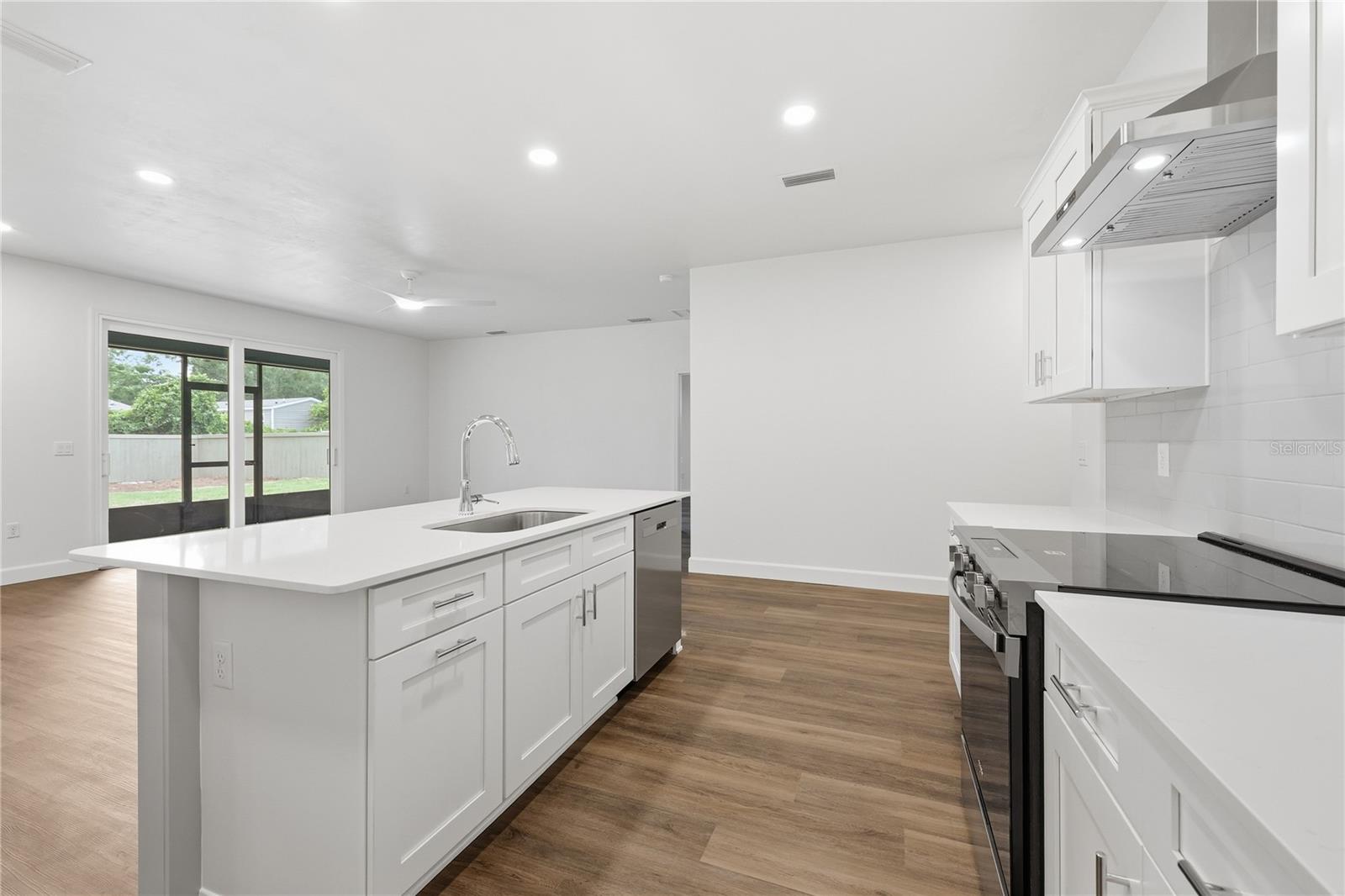 1132 Sw 67th Way Property Photo 3