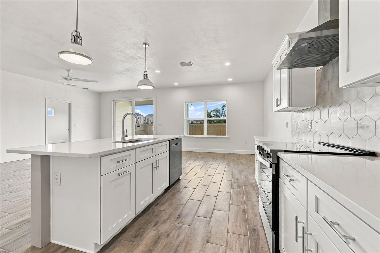 1086 Sw 67th Way Property Photo 3