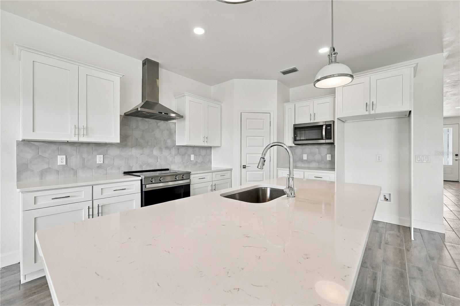 1086 Sw 67th Way Property Photo 14