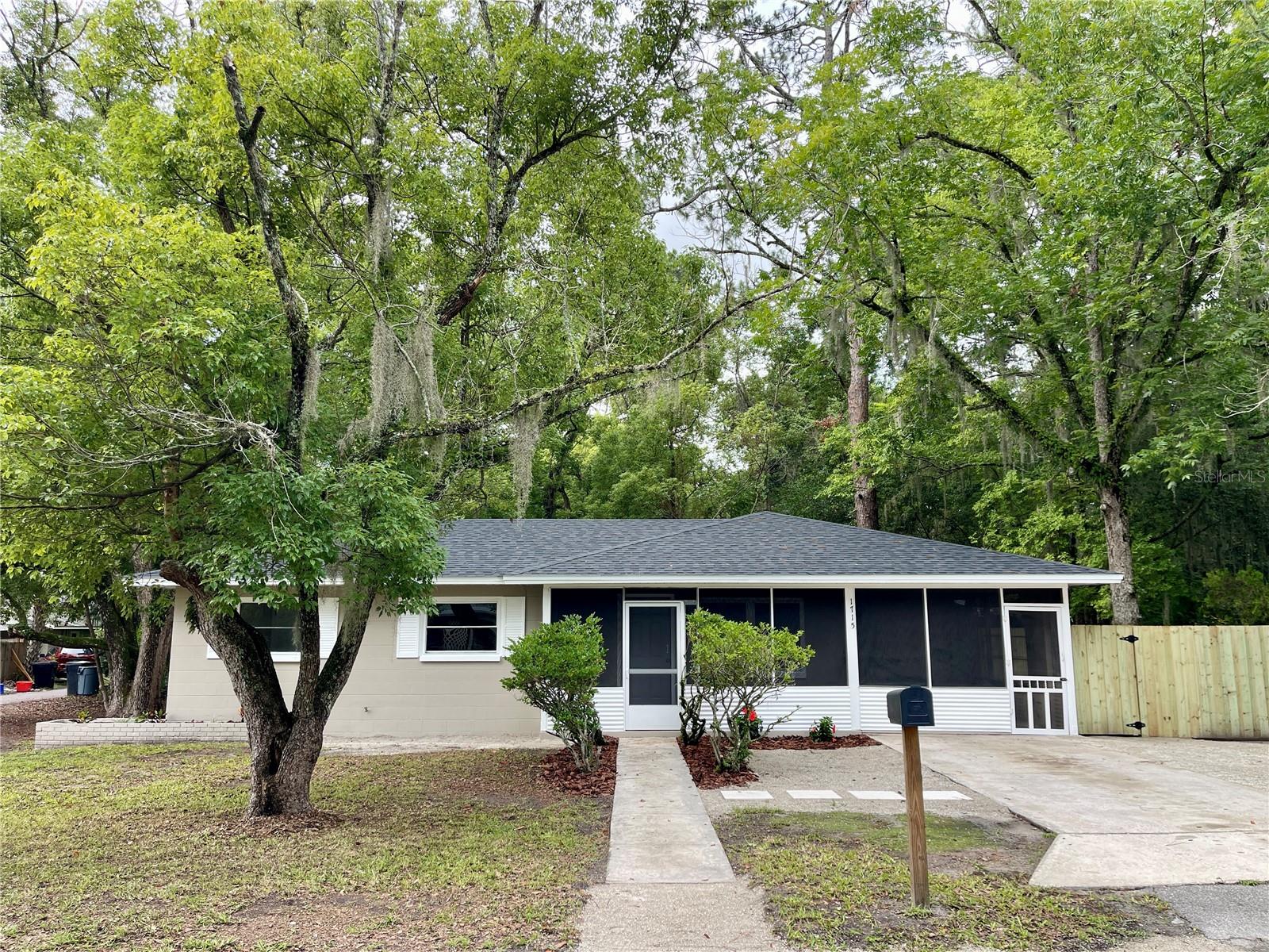 1715 Ne 6th Pl Property Photo 1