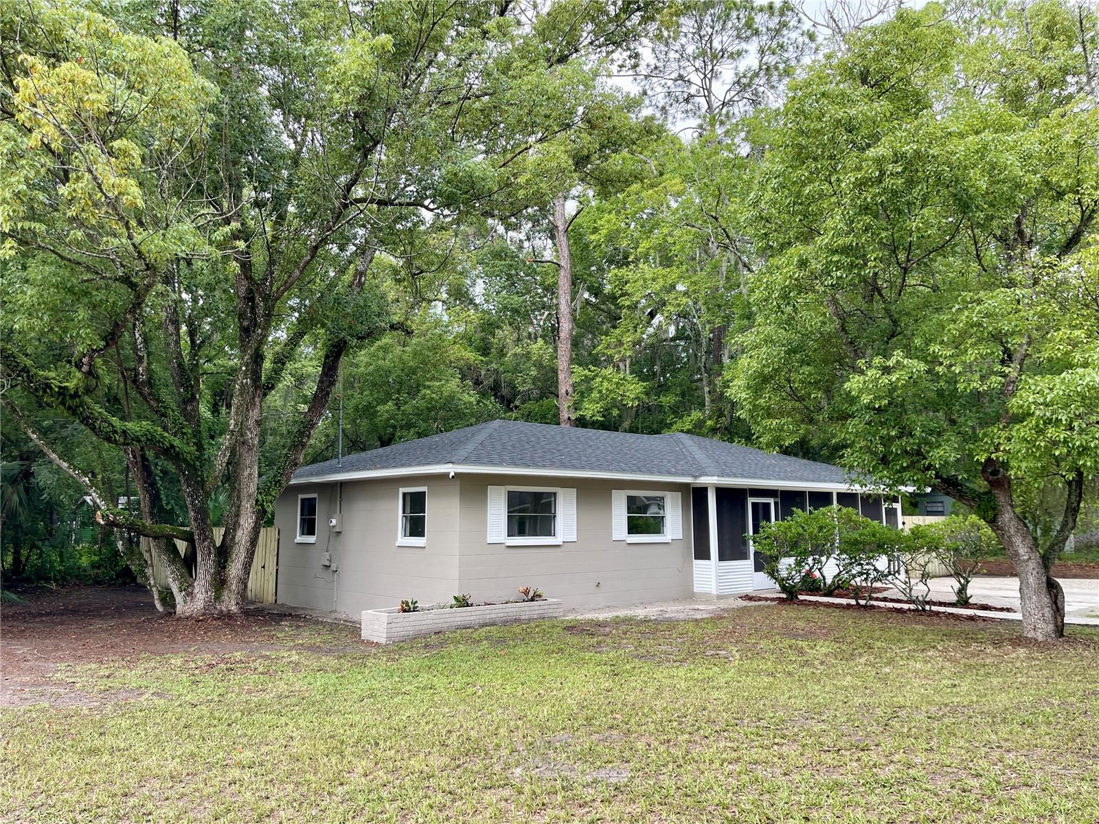 1715 Ne 6th Pl Property Photo 3