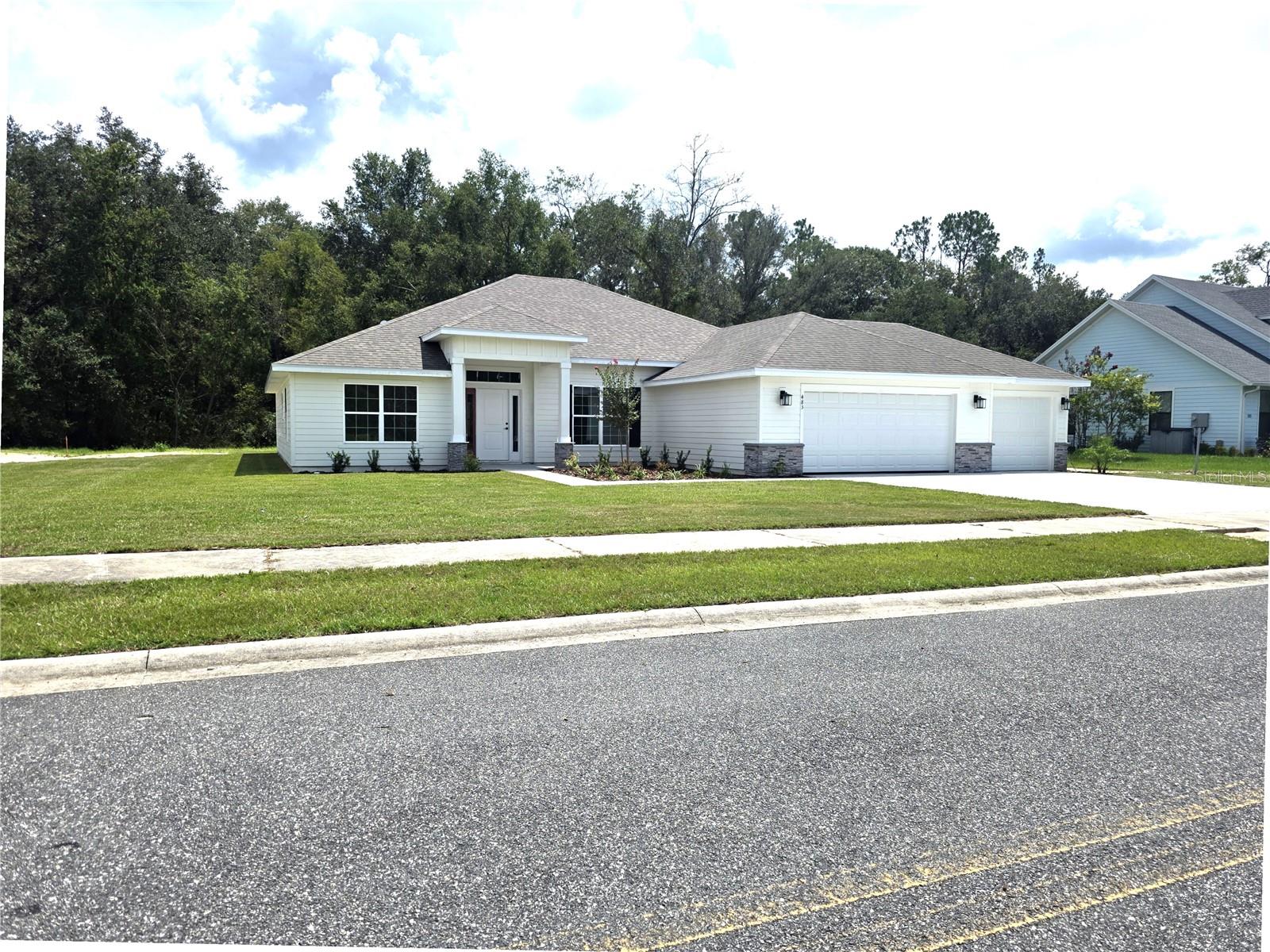 483 Sw Bellflower Dr Property Photo 1