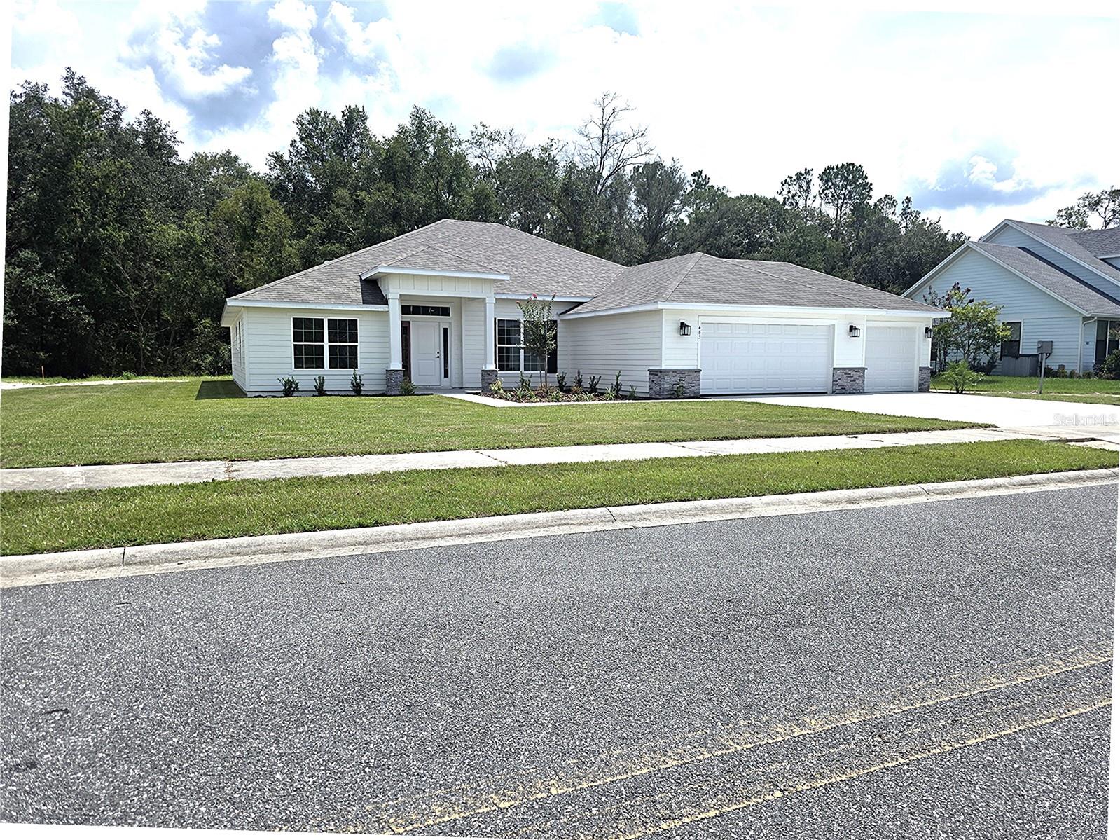 483 Sw Bellflower Dr Property Photo 2