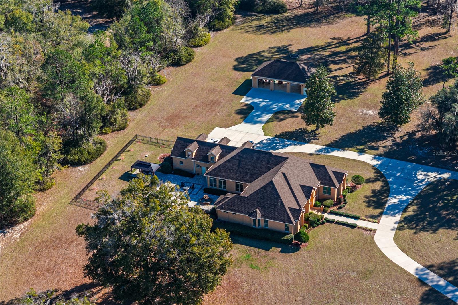 573 Se Nature Dr Property Photo 1