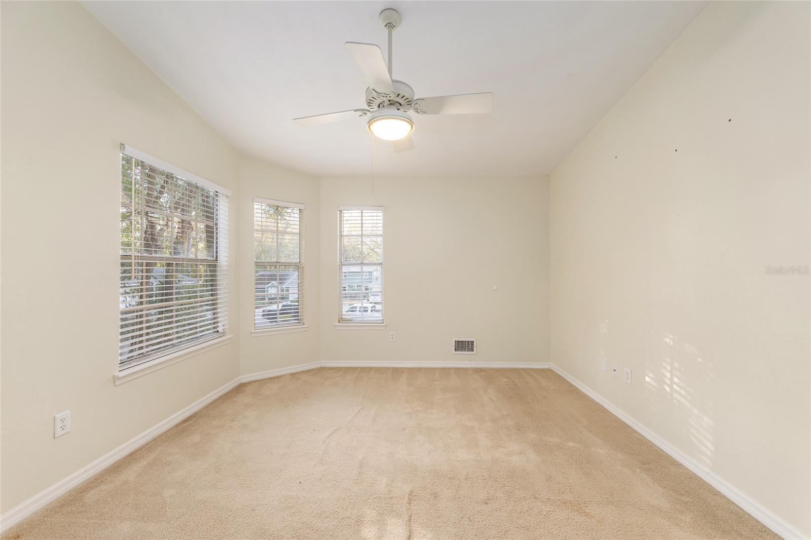 345 Nw 48th Blvd #k Property Photo 36