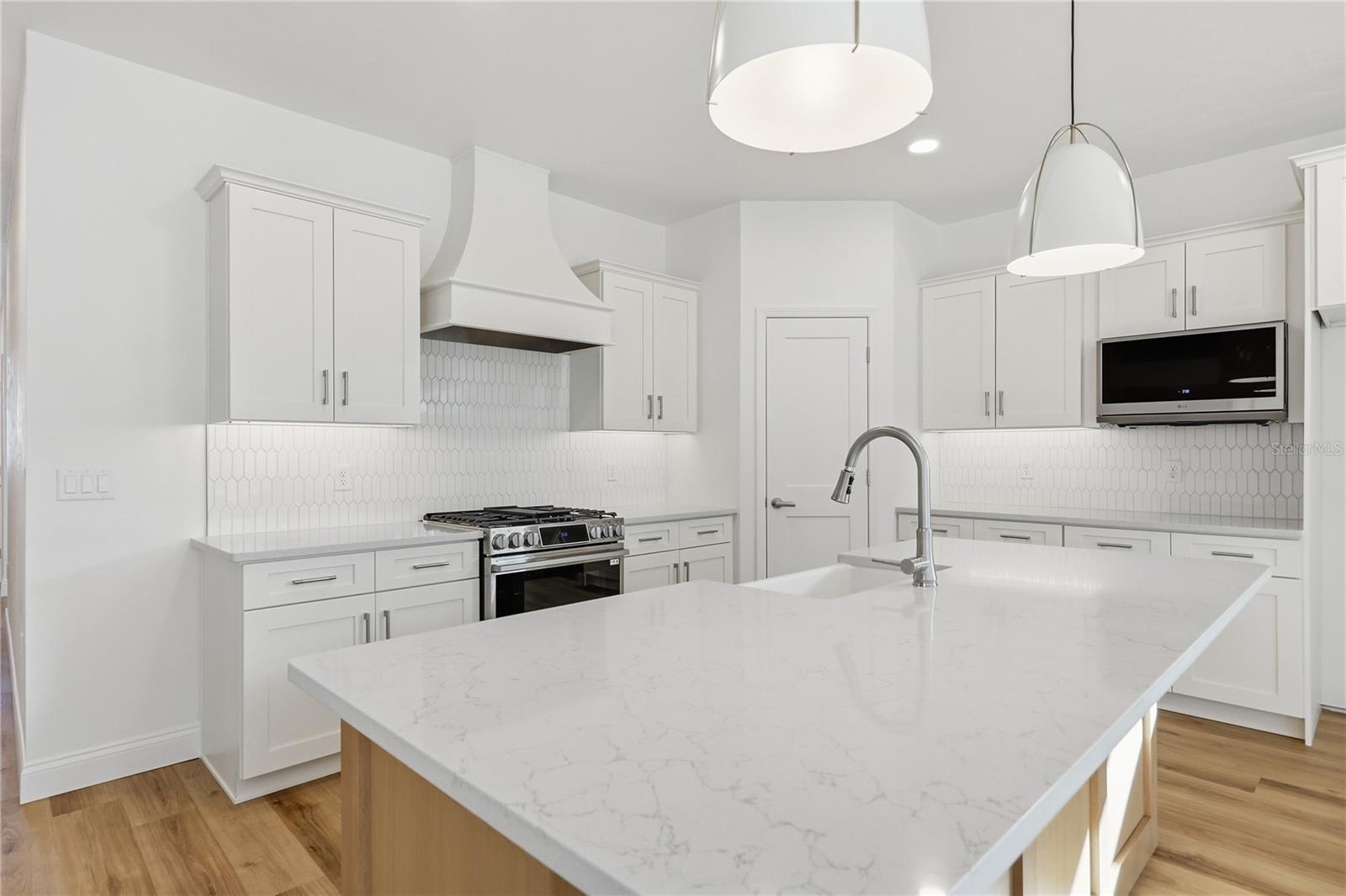 1064 Sw 67th Way Property Photo 3