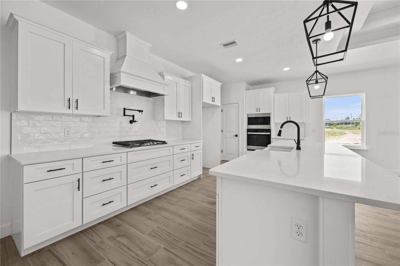 1050 Sw 67th Way Property Photo 3