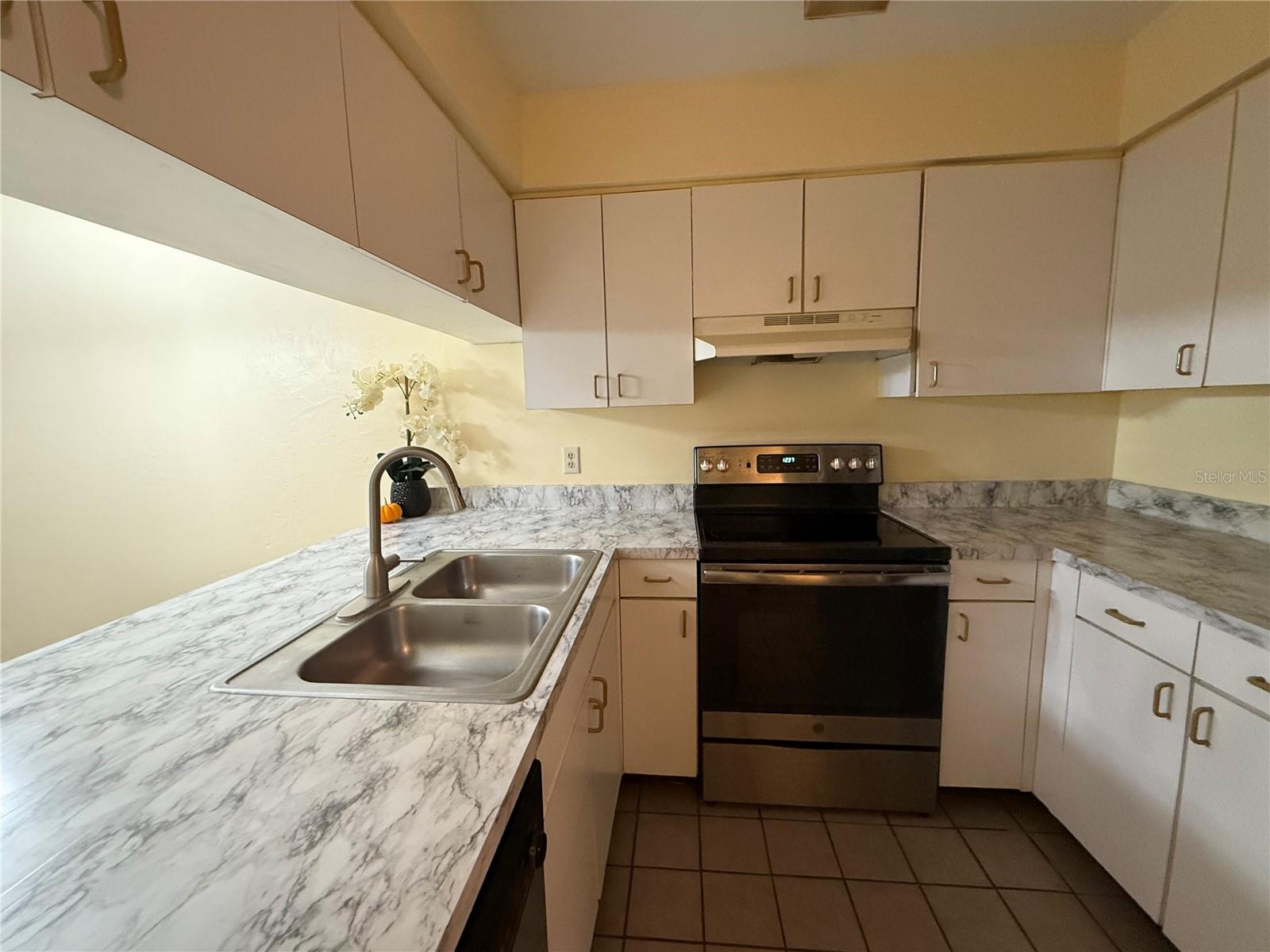 2735 Sw 35th Pl #1604 Property Photo 5