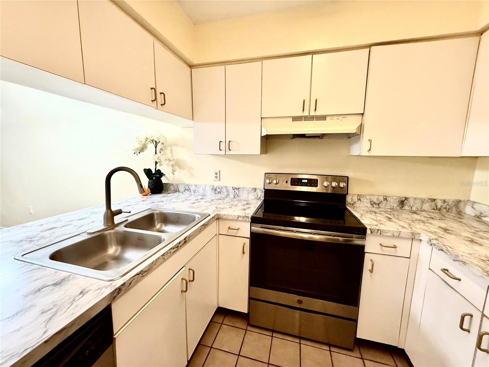 2735 Sw 35th Pl #1604 Property Photo 6