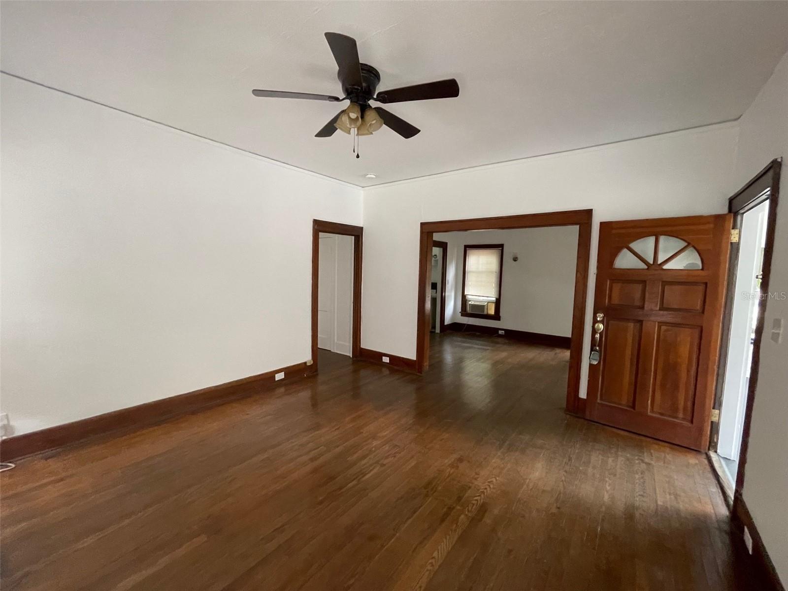 2635 W University Ave Property Photo 4