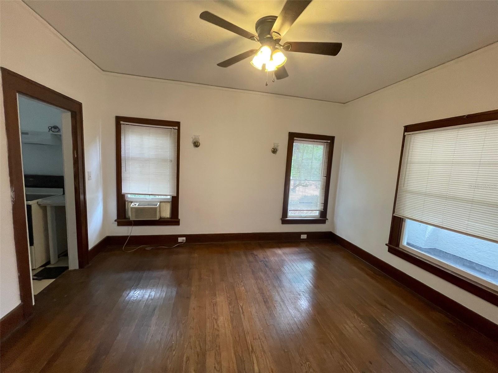 2635 W University Ave Property Photo 5