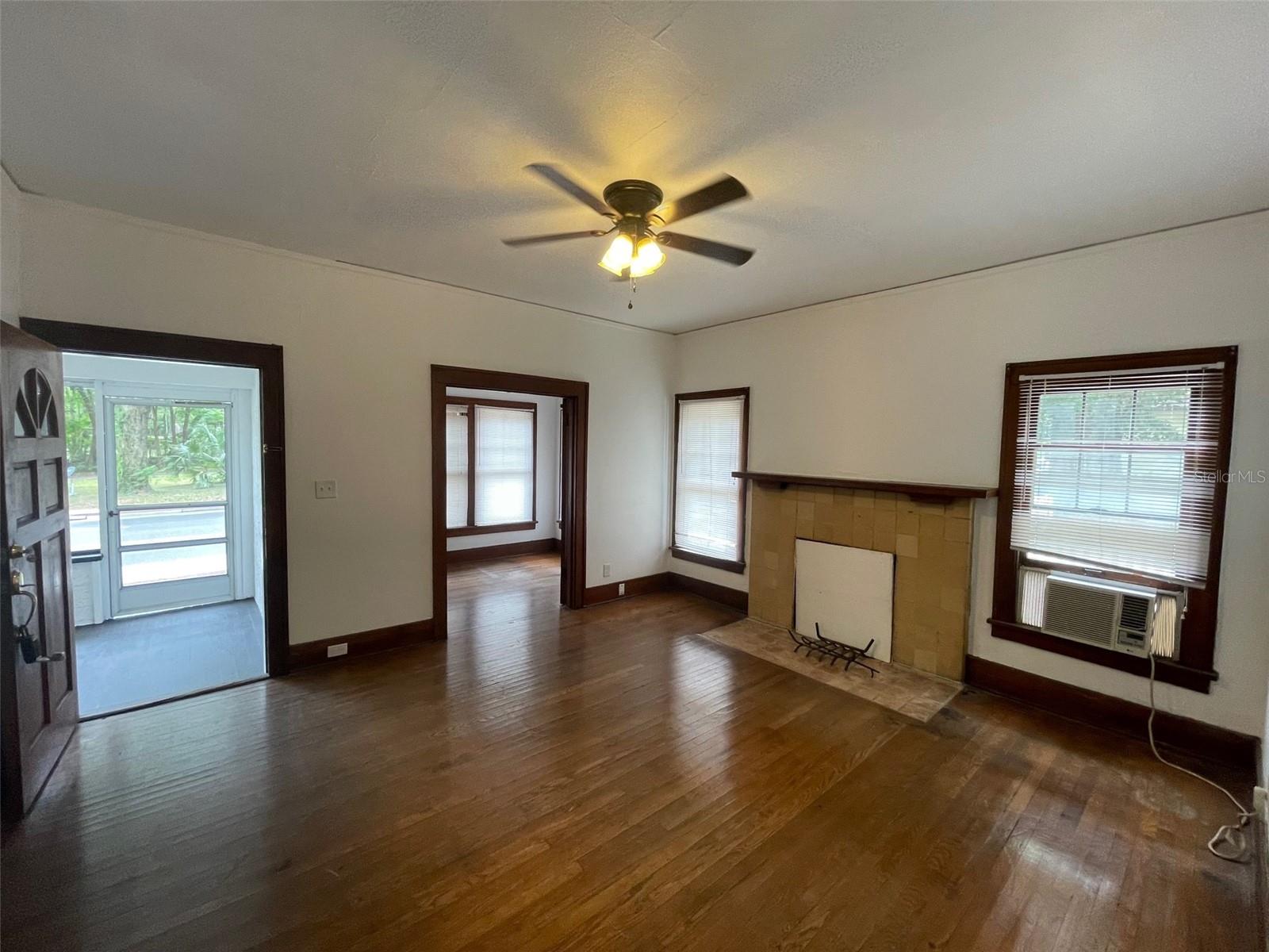 2635 W University Ave Property Photo 10