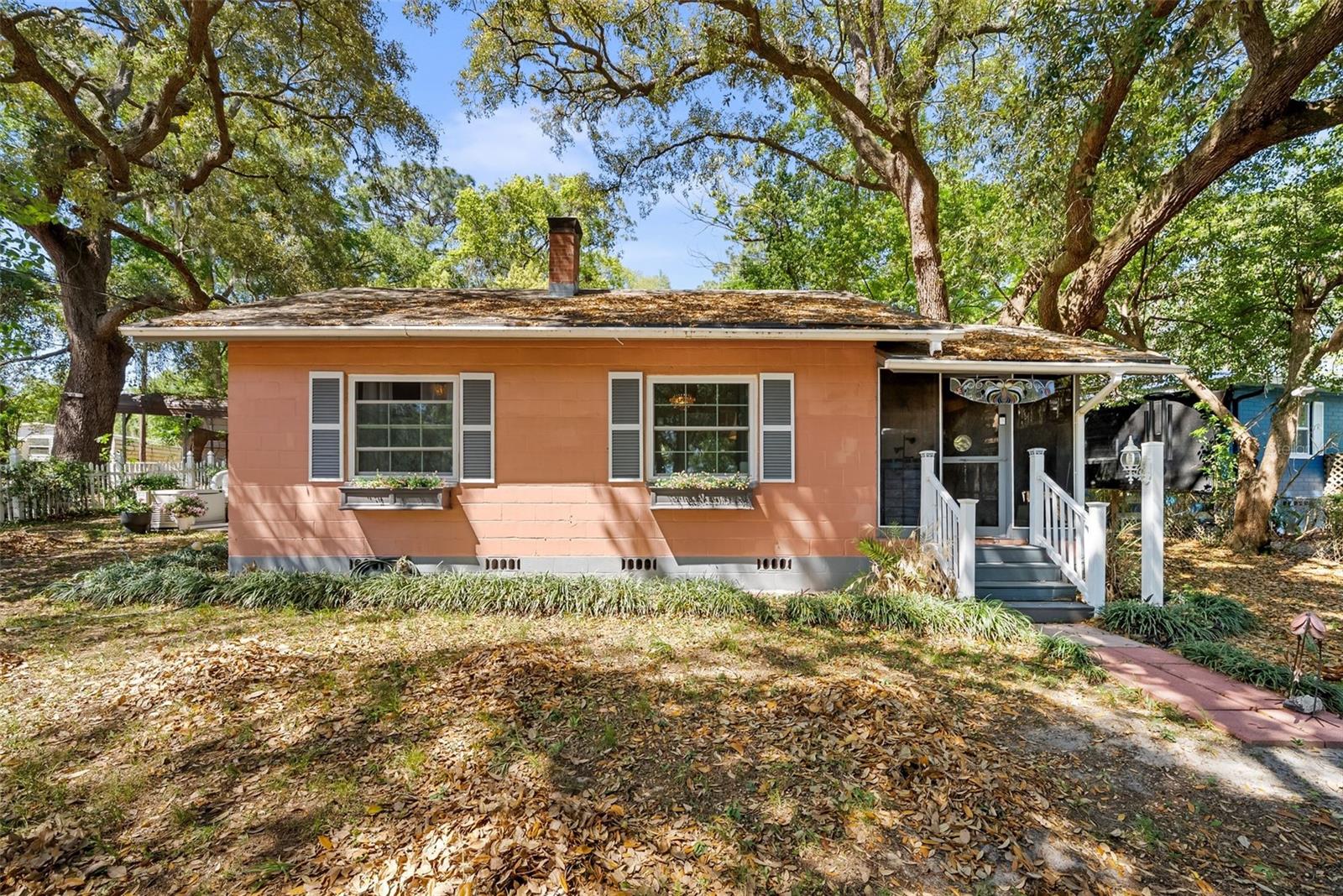360 Se Lakeview Dr Property Photo 2