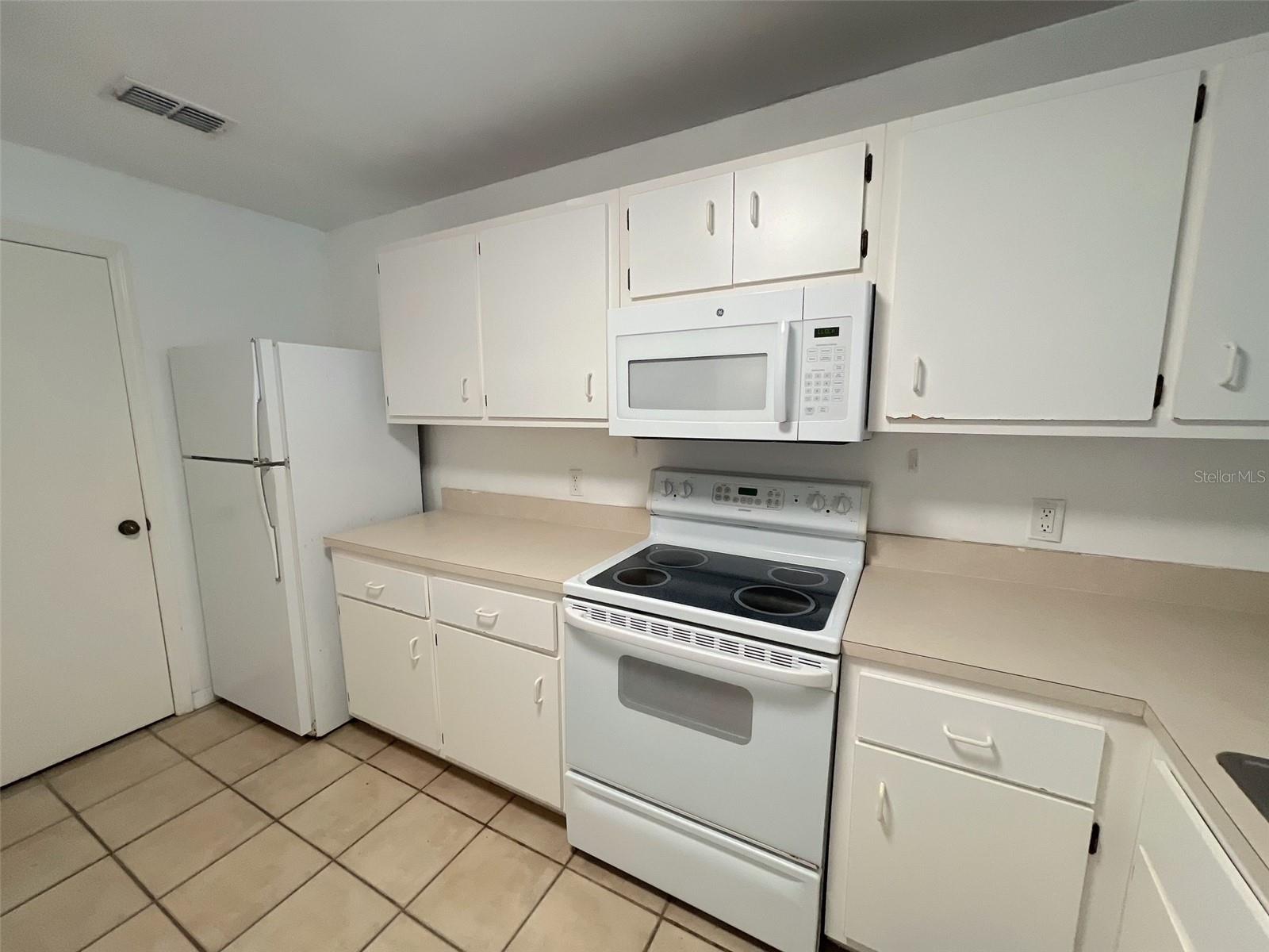 4700 Sw Archer Rd #d30 Property Photo 3