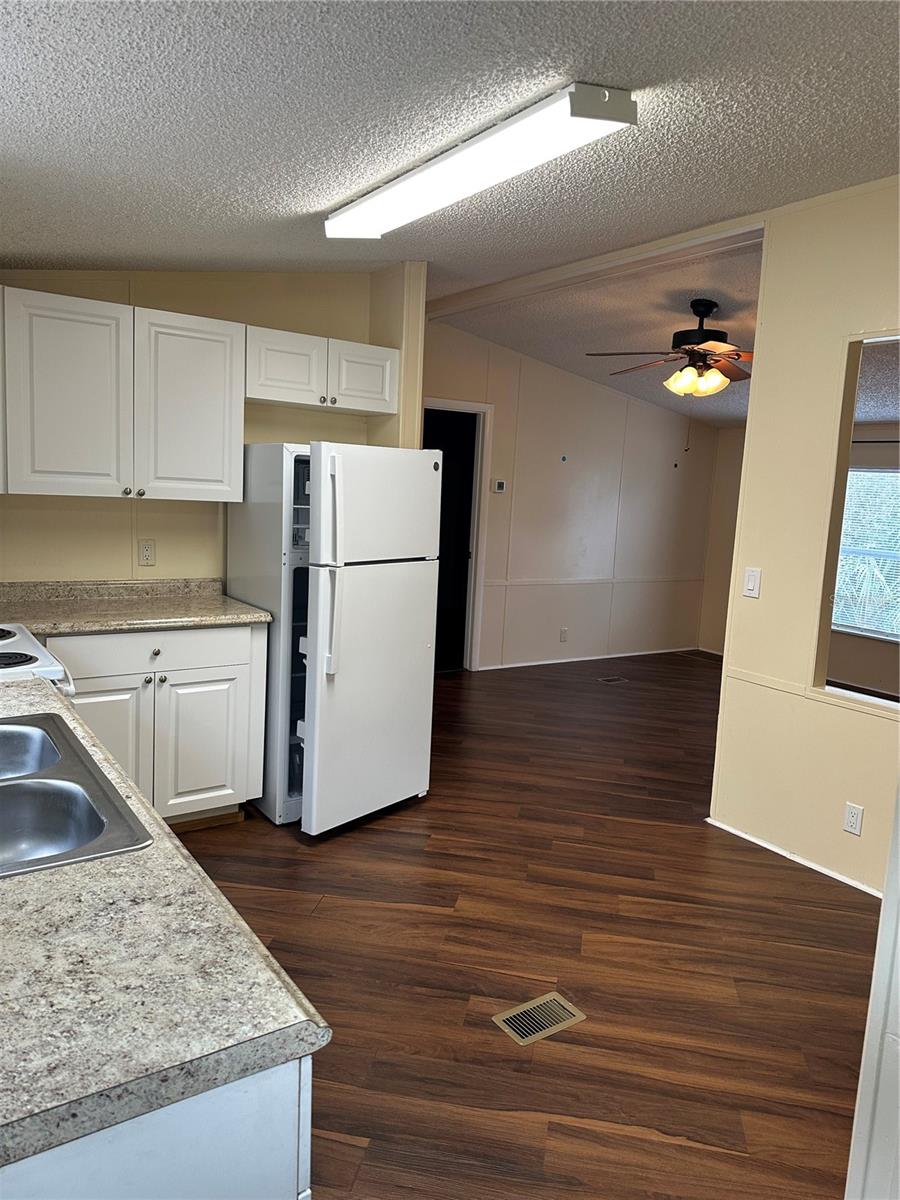 212 Ashley St Property Photo 8