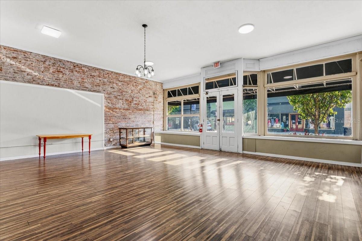 14827 Main St Property Photo 3