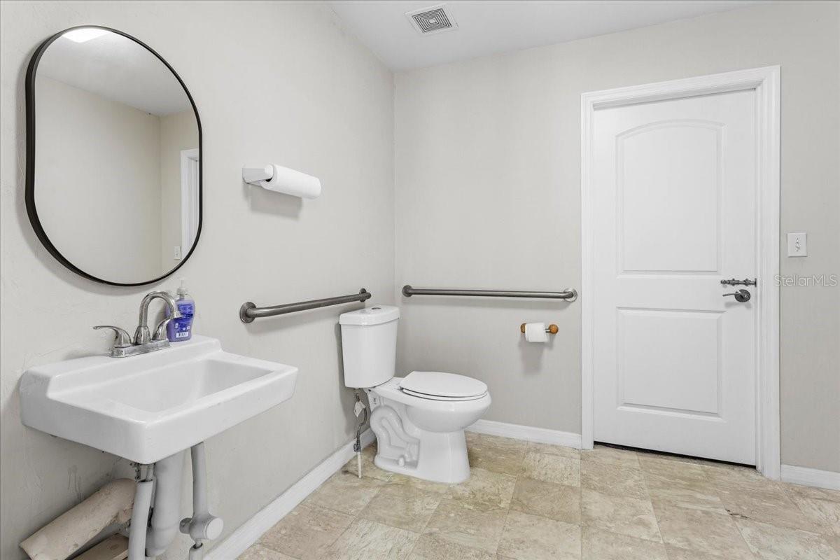 14827 Main St Property Photo 5