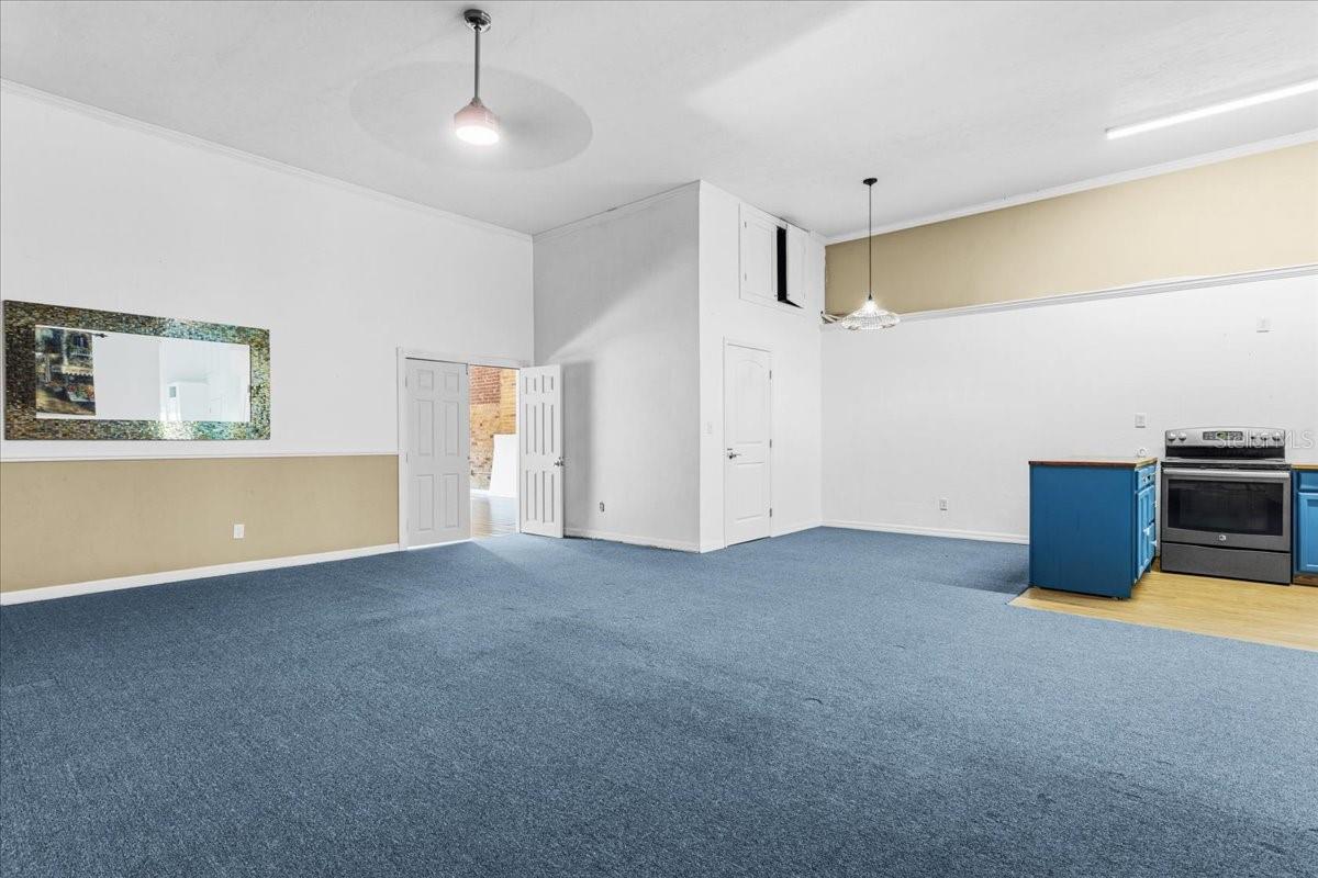 14827 Main St Property Photo 9