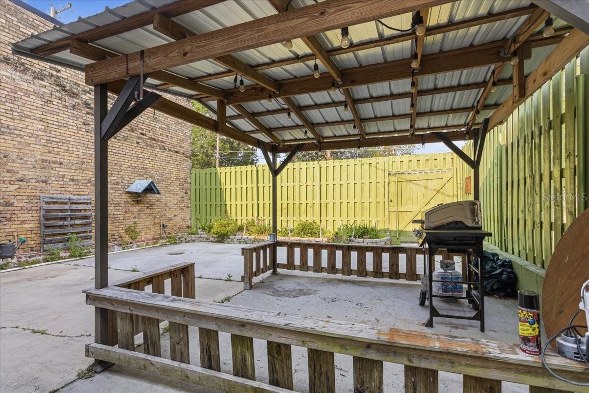 14827 Main St Property Photo 14