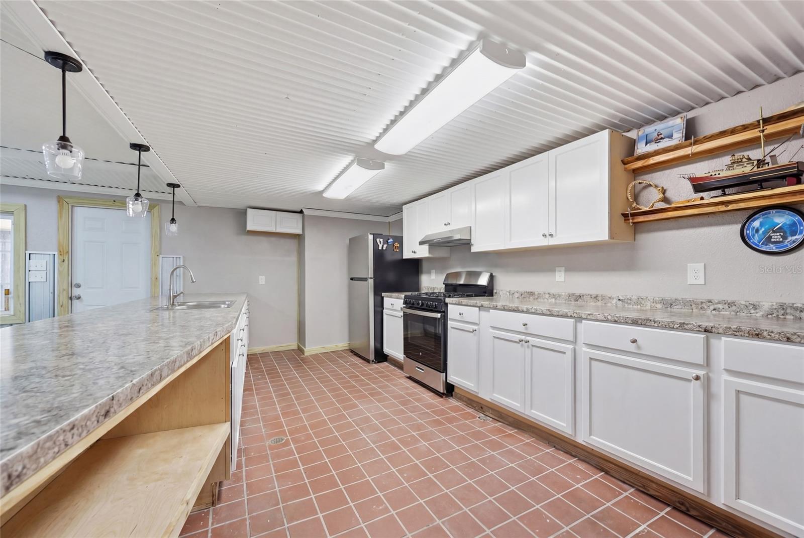 505 3rd St Property Photo 11