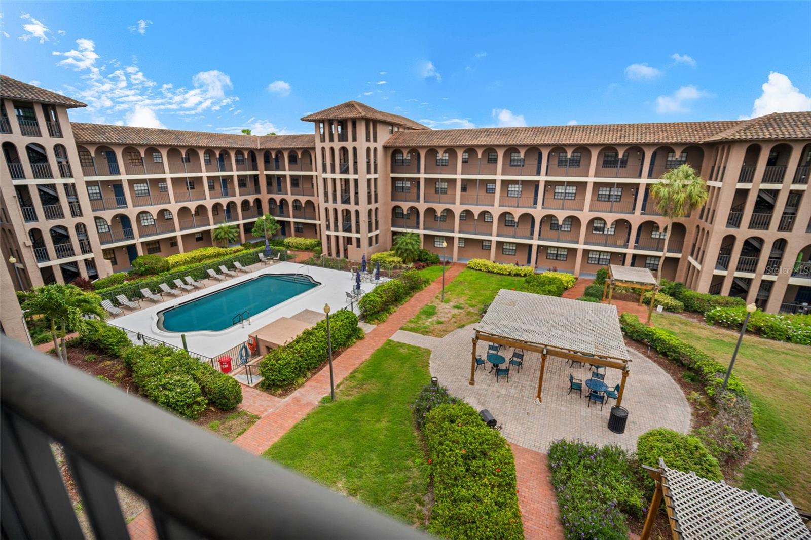 6100 Gulfport Blvd S #402 Property Photo 1