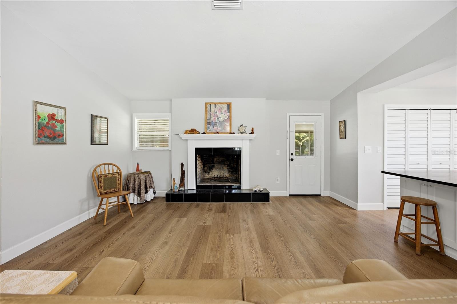 926 Woodlawn St Property Photo 7