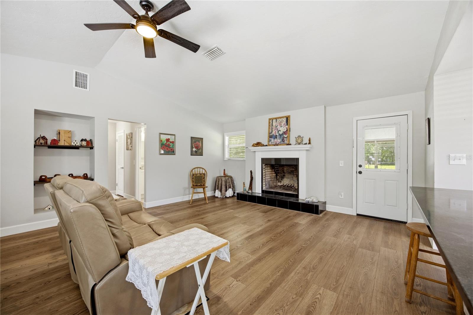 926 Woodlawn St Property Photo 8