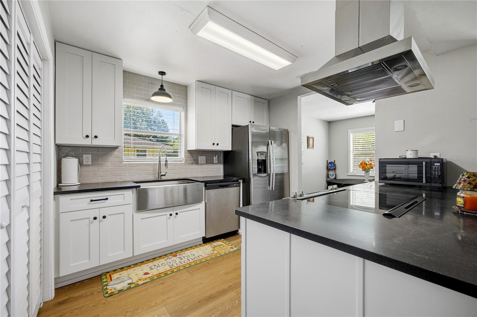 926 Woodlawn St Property Photo 13