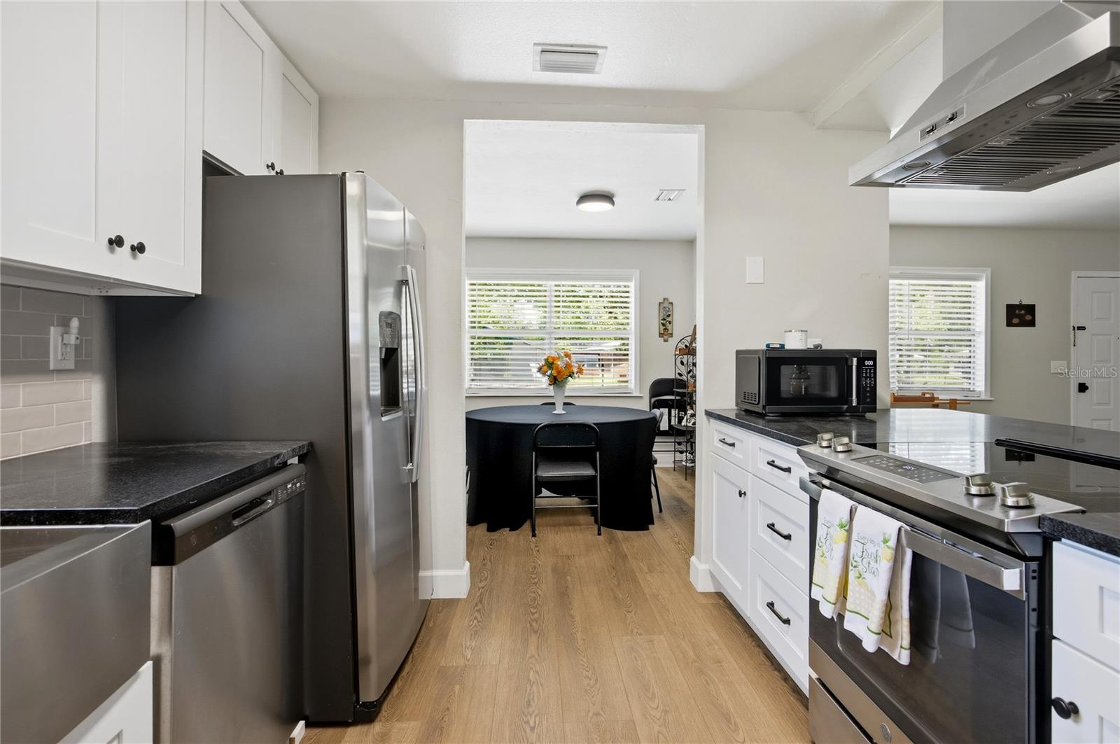 926 Woodlawn St Property Photo 14