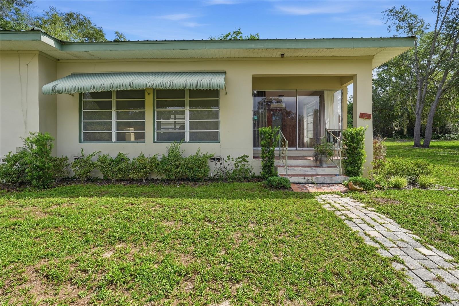 665 Se Heron St Property Photo 3