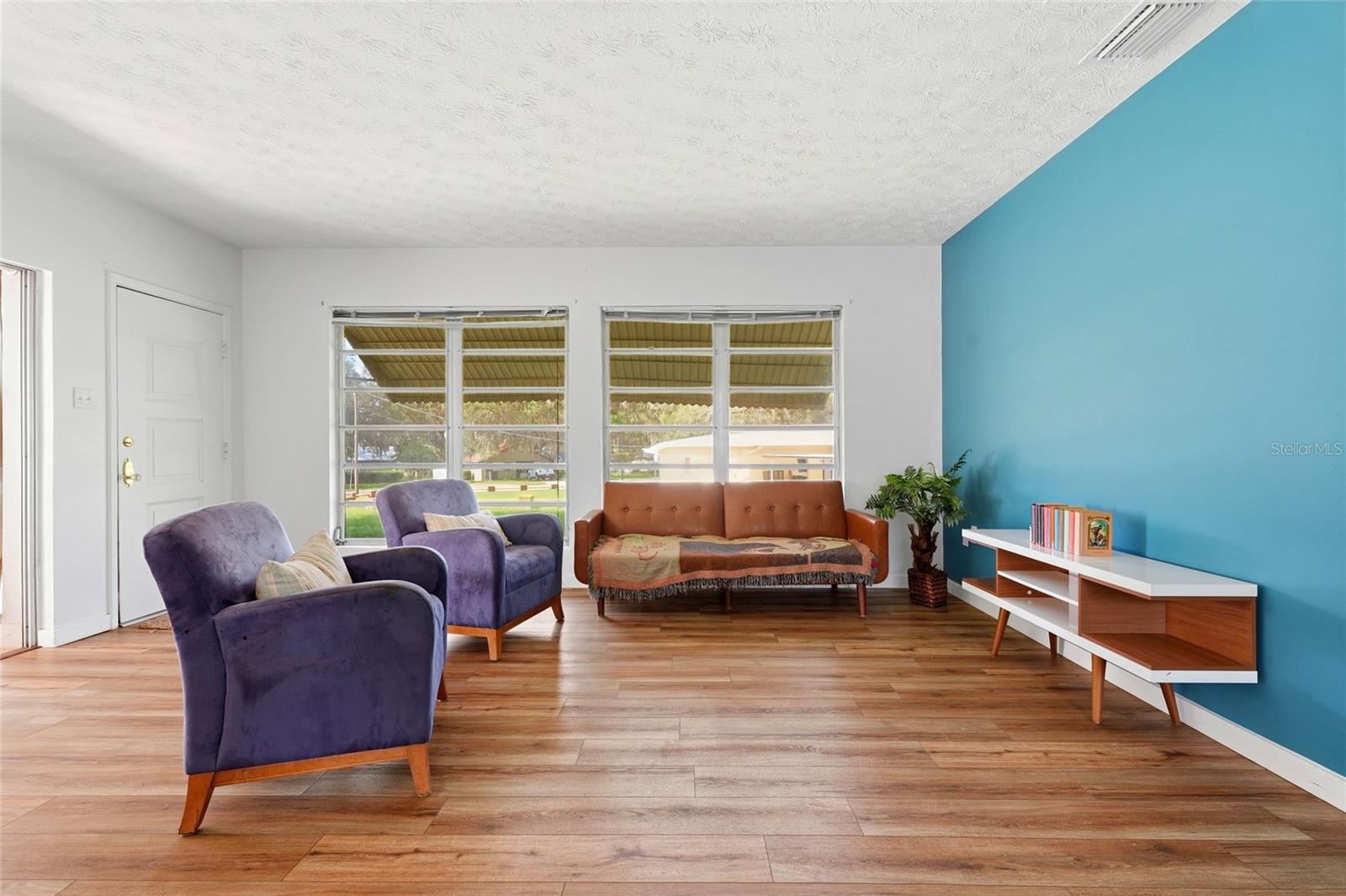 665 Se Heron St Property Photo 8