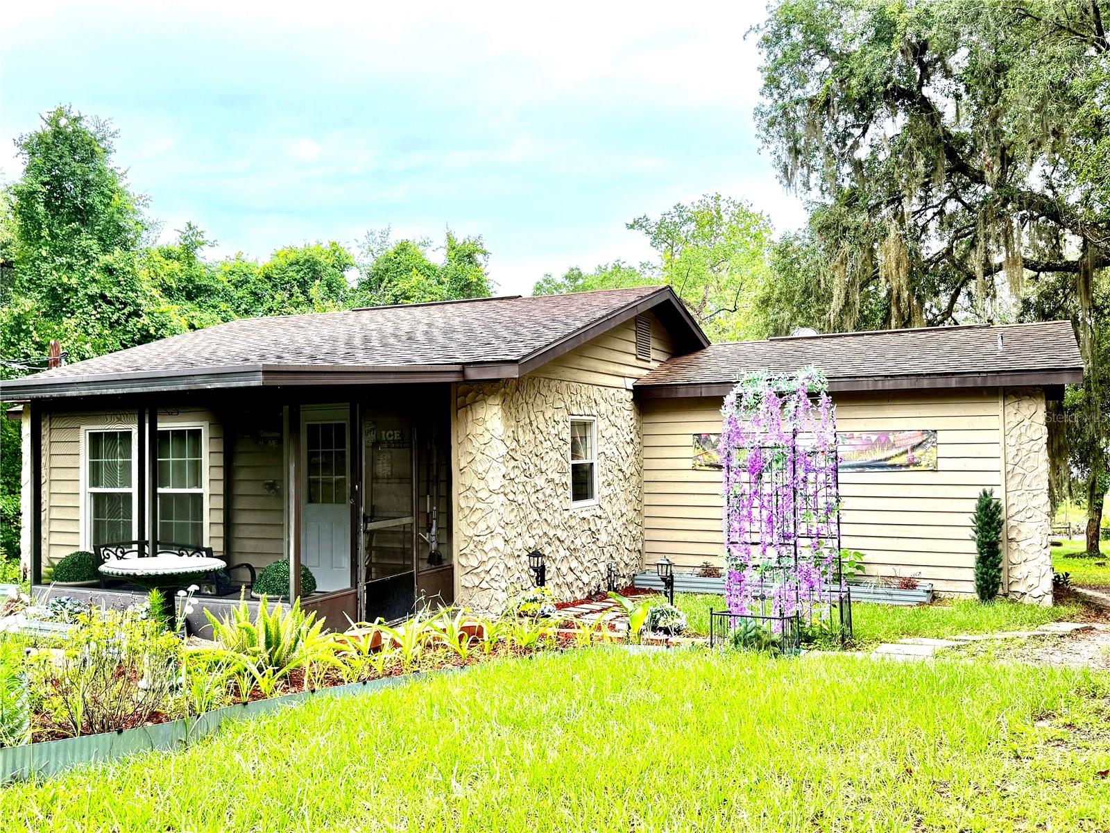 208 Ashley St Property Photo 1