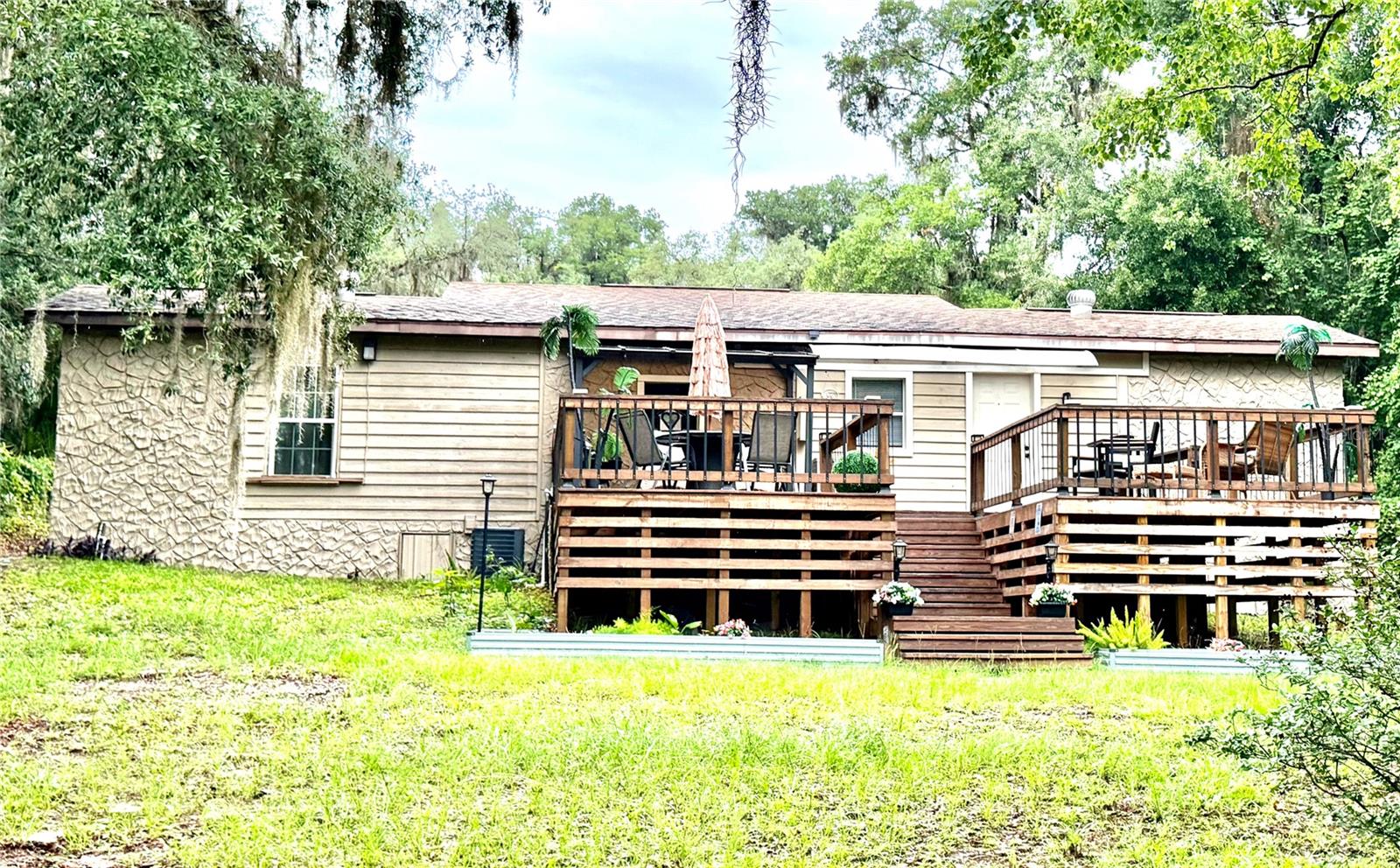 208 Ashley St Property Photo 3