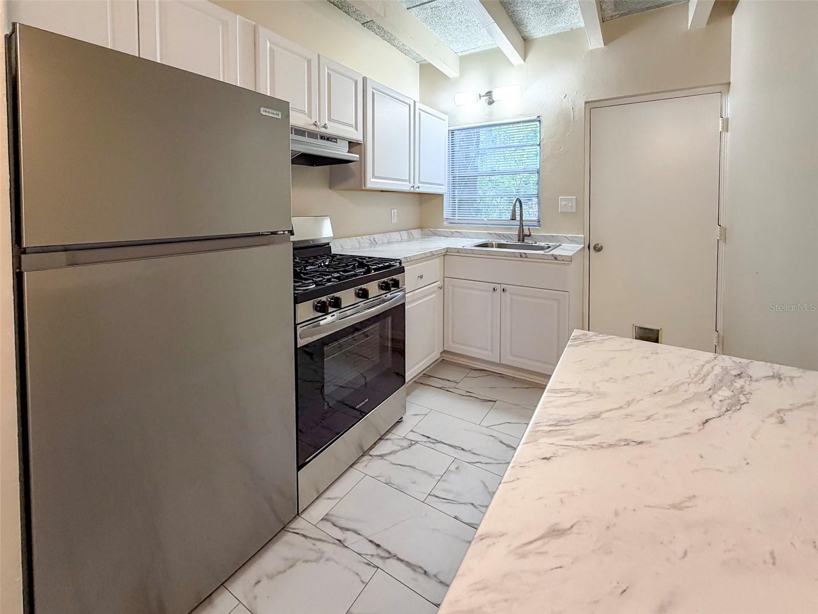 219 NW 3RD AVE #B Property Photo 1