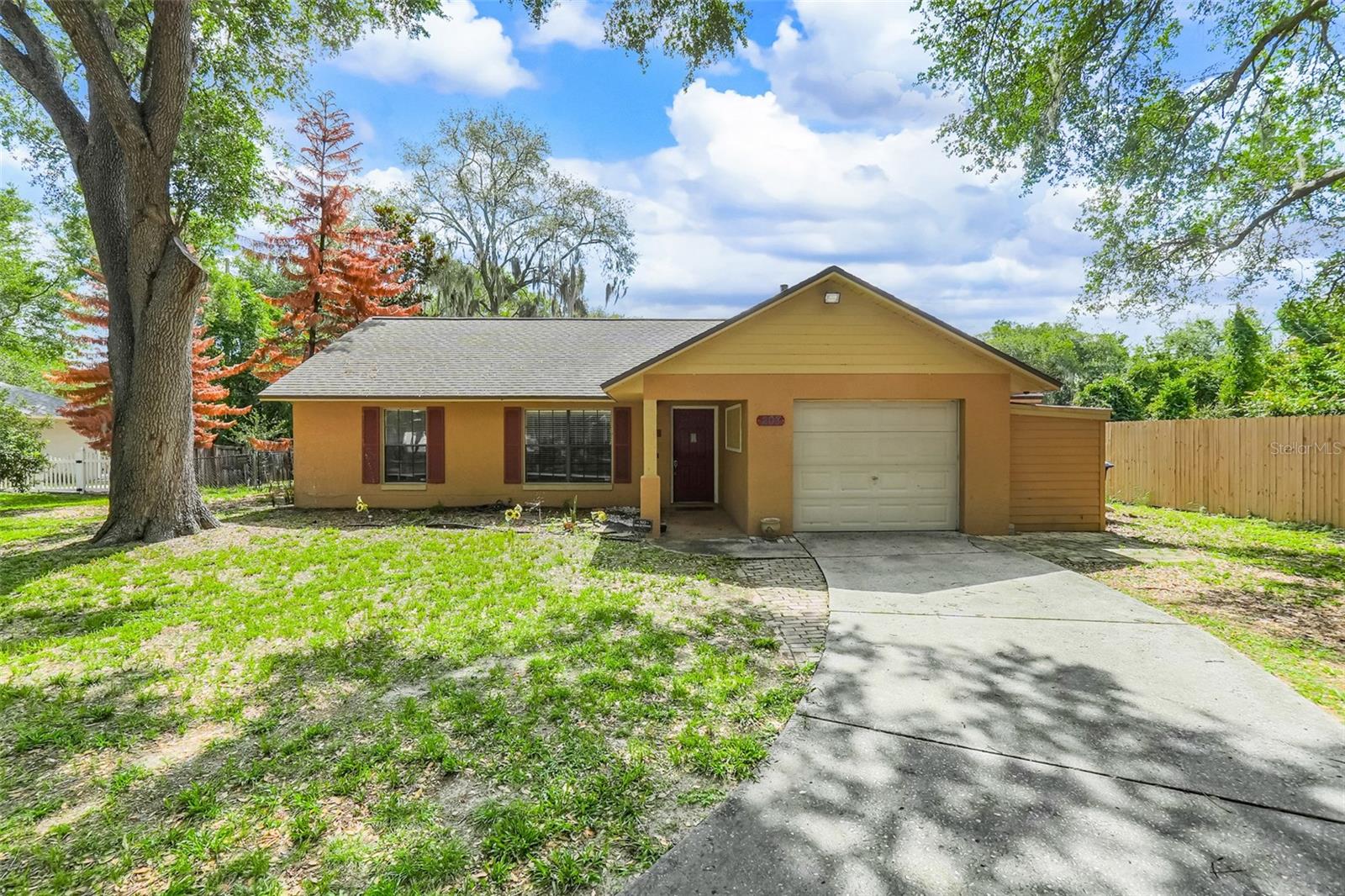 207 HOWARD CT