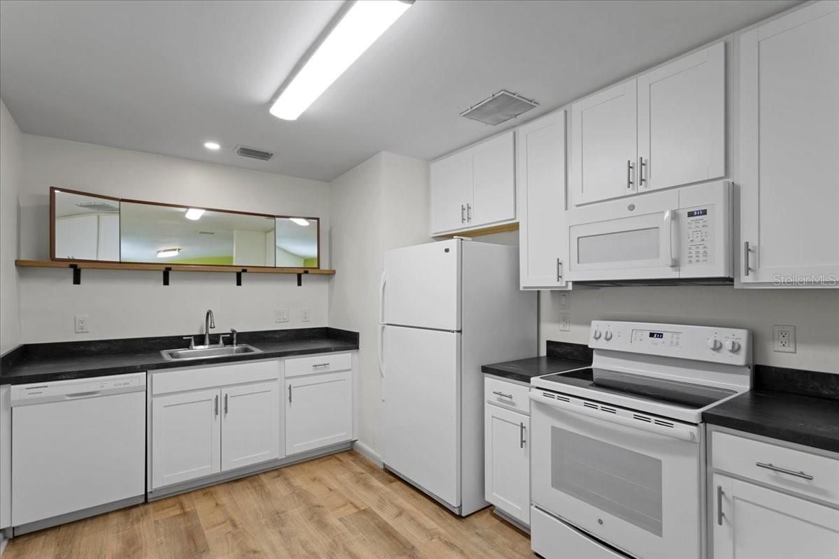 1302 Ne 14th Ter Property Photo 4