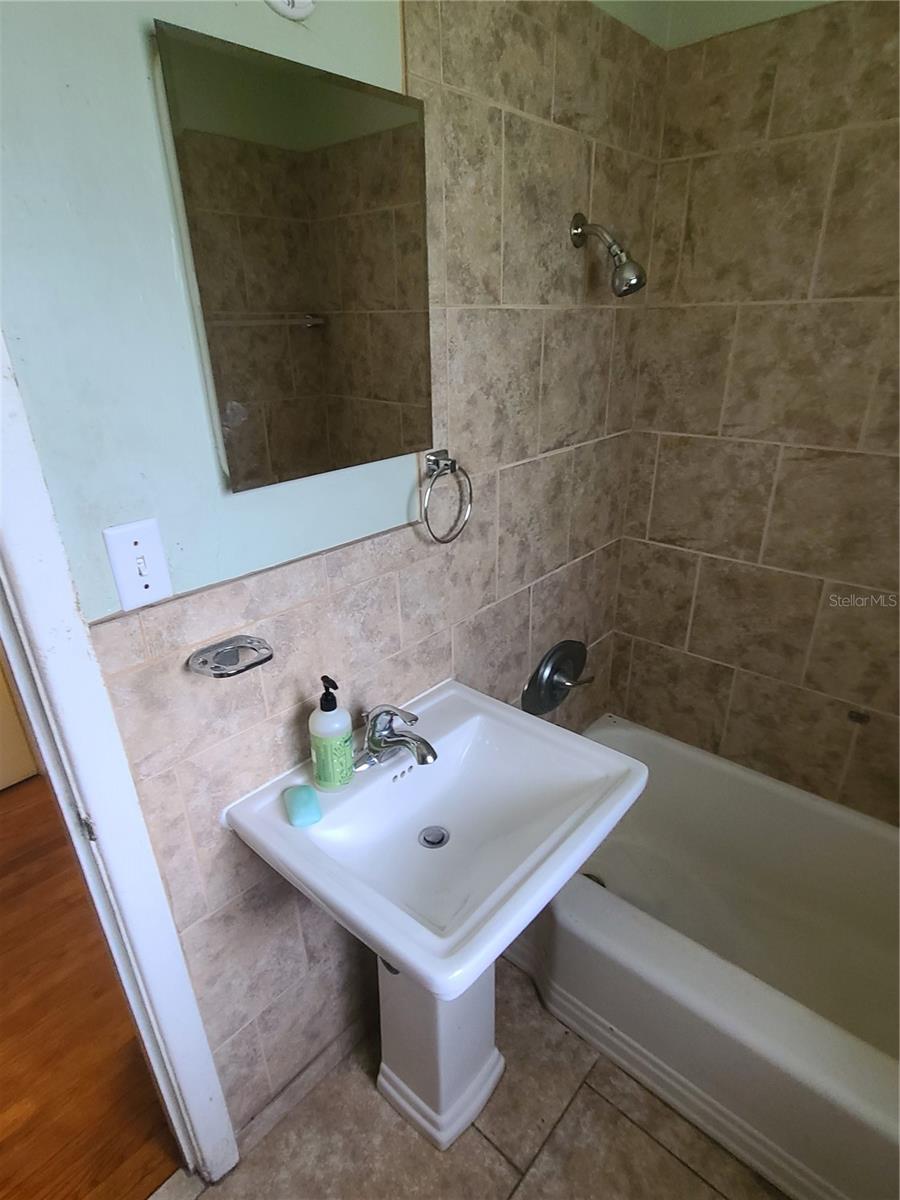 217 Nw 36th St Property Photo 5