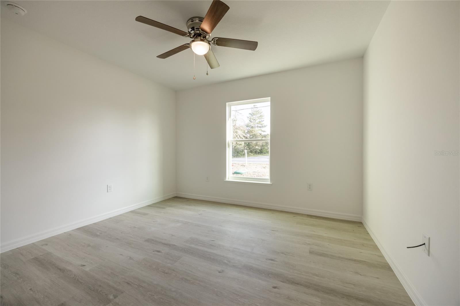 691 E Country Club Dr Property Photo 17