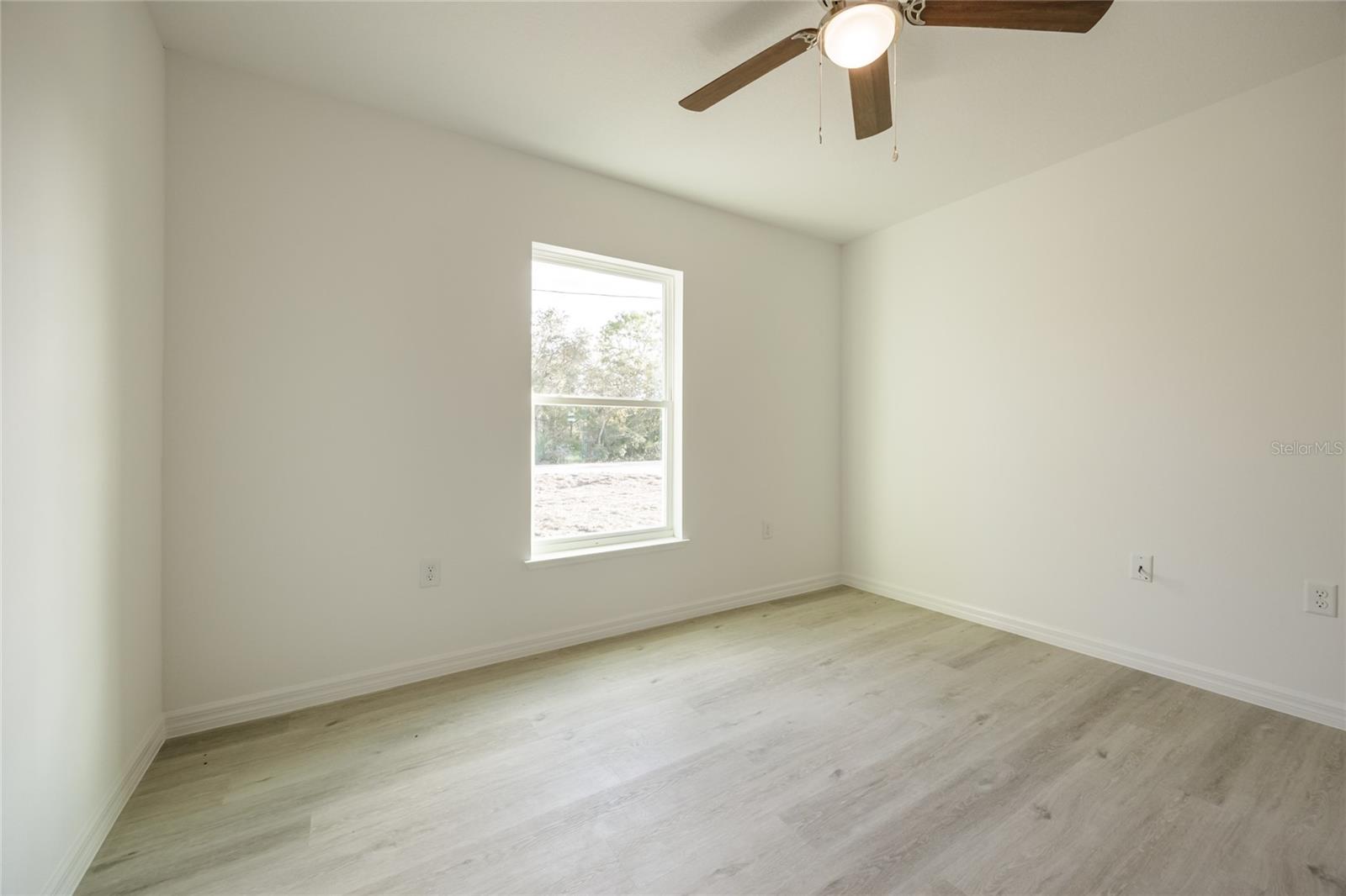 691 E Country Club Dr Property Photo 20