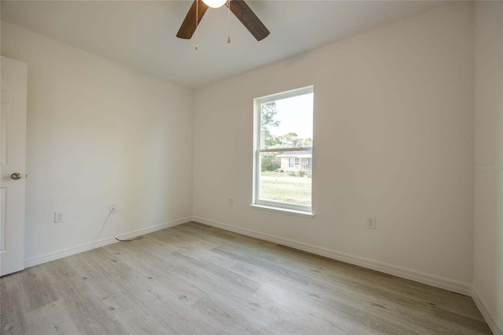 691 E Country Club Dr Property Photo 25