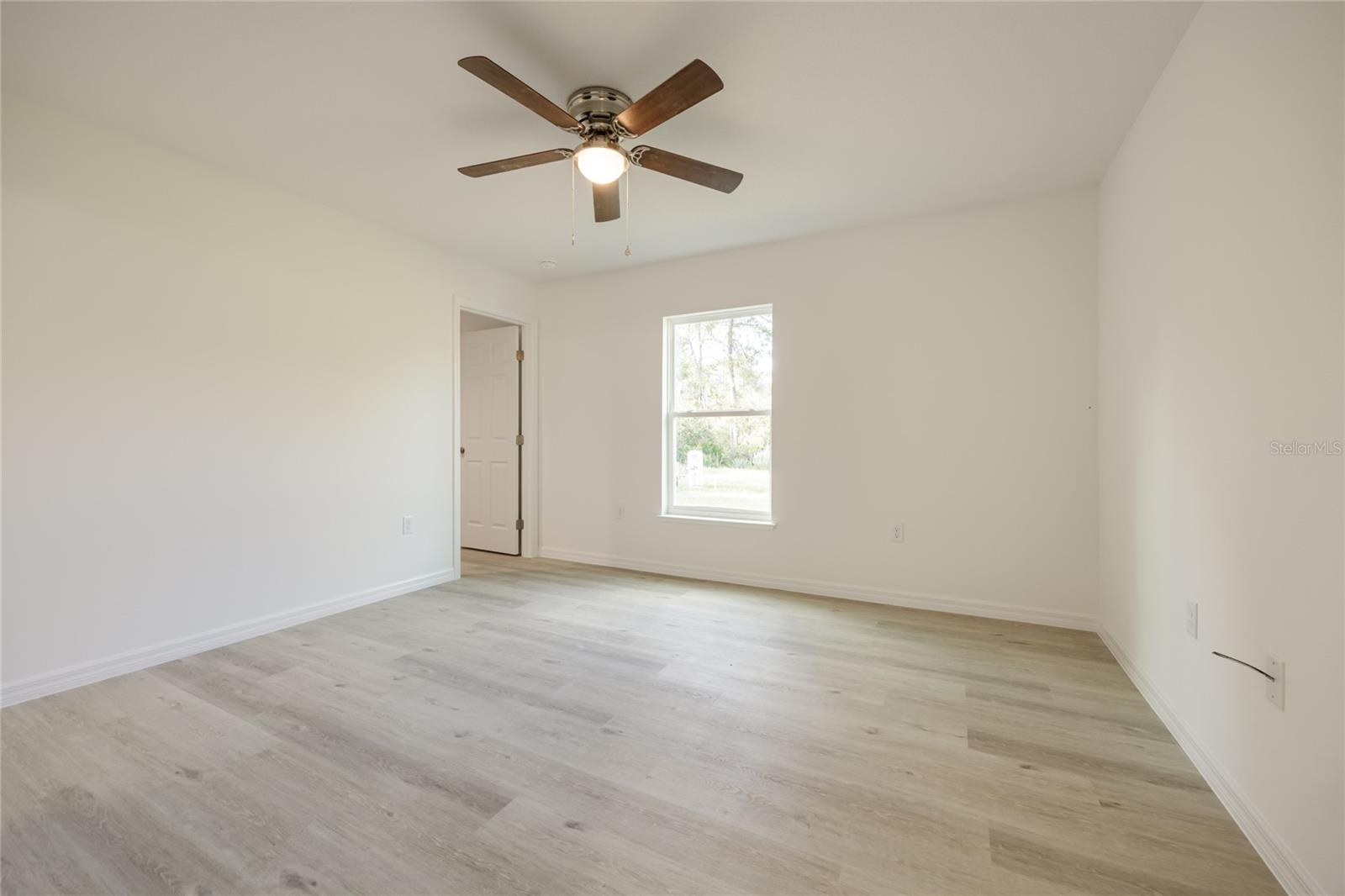 691 E Country Club Dr Property Photo 29
