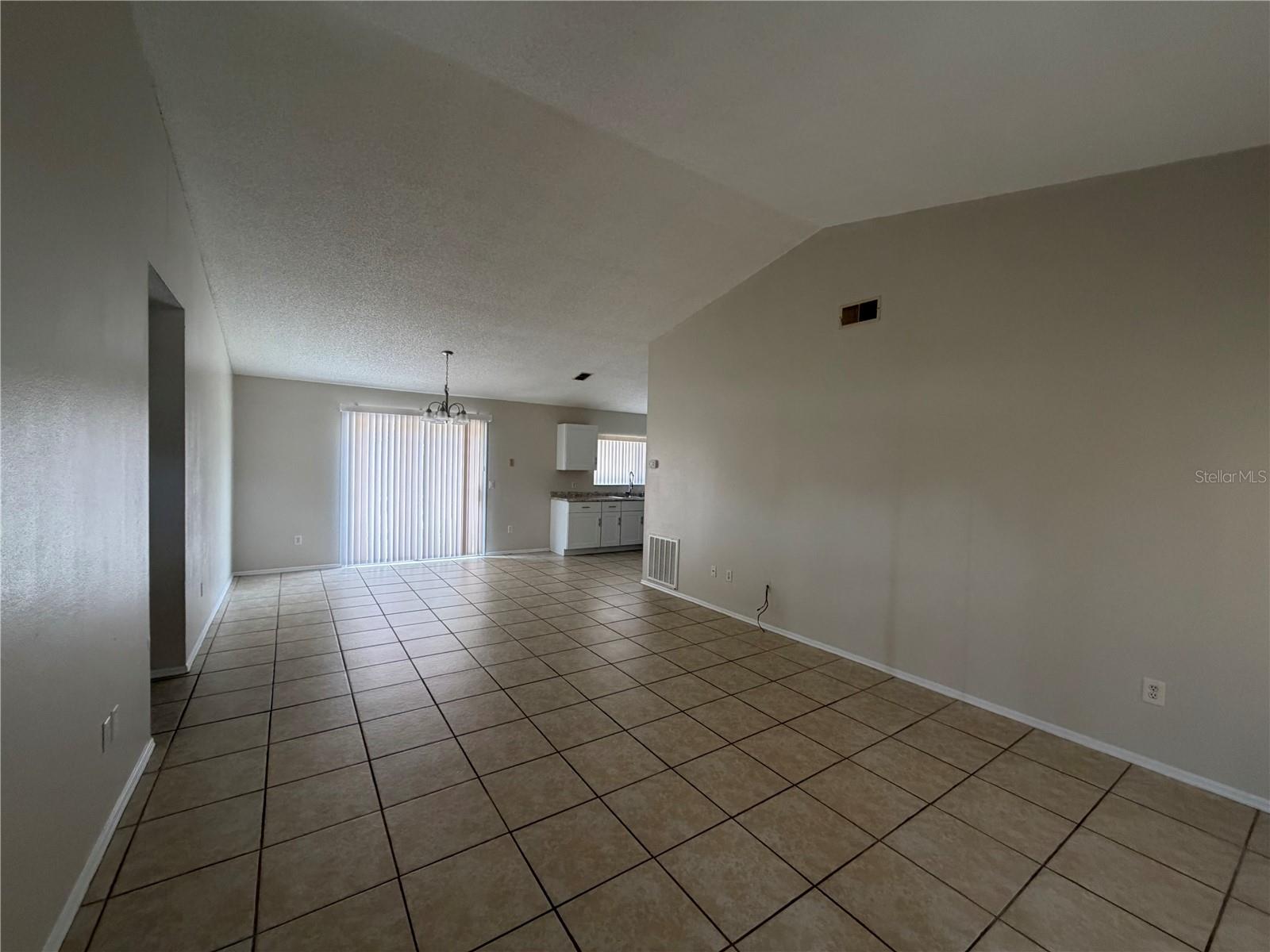 73 Olive Dr Property Photo 4
