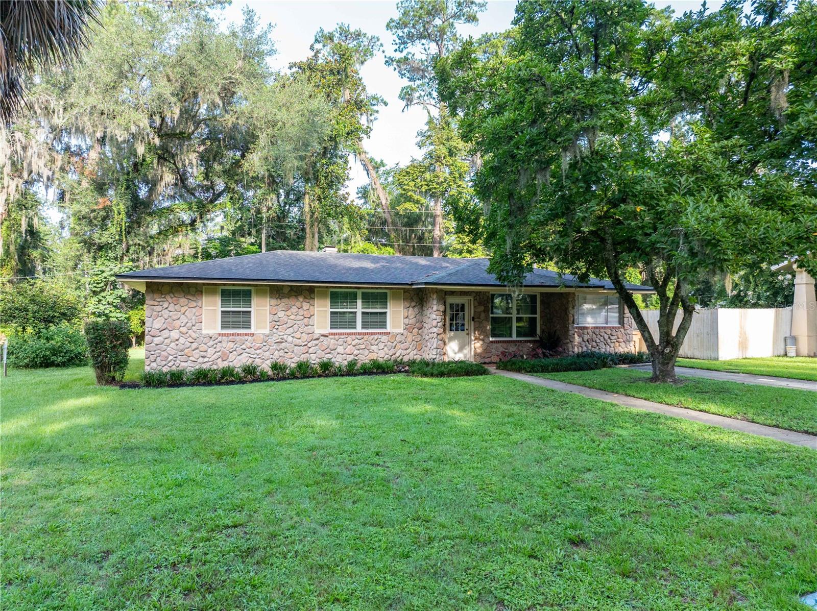 1443 Se Vale Ct Property Photo 1